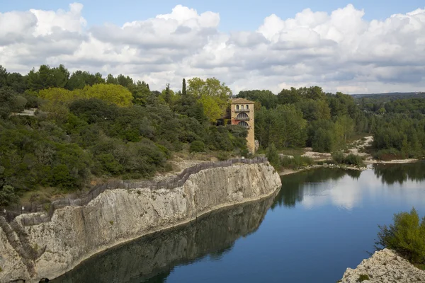 Paisagem do sul da França com Gardon River — Fotografia de Stock