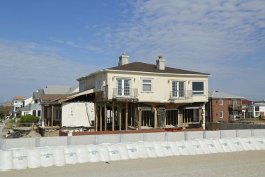 hasarlı sahil evi harap alanda bir yıl sonra kasırga sandy