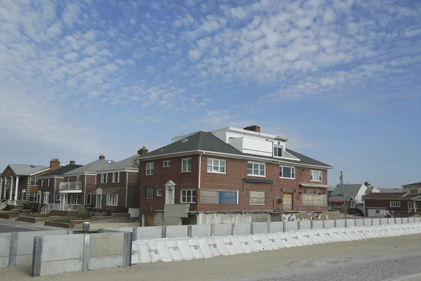 Damaged beach house in devastated area one year after Hurricane Sandy — Stock Photo, Image