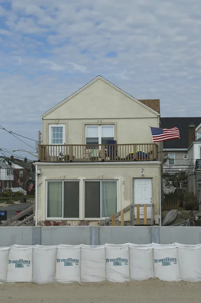 Casa sulla spiaggia danneggiata in zona devastata un anno dopo l'uragano Sandy — Foto Stock