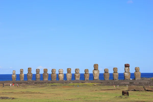 Die berühmten fünfzehn Moai auf ahu tongariki, Osterinsel — Stockfoto