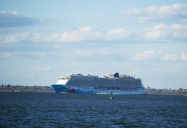 Norwegian Breakaway Cruise Ship leaving New York — Stock Photo, Image