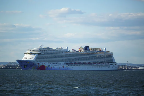 Norwegian Breakaway Cruise Ship sale de Nueva York —  Fotos de Stock