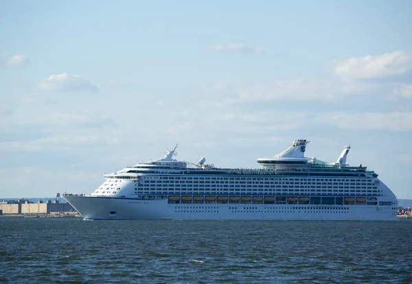Круизный лайнер Royal Caribbean Explorer of the Seas покидает Нью-Йорк — стоковое фото