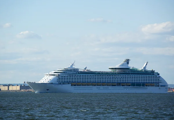 Royal caribbean explorer av haven kryssningsfartyg lämnar new york — Stockfoto