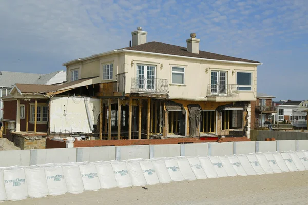 Dom na plaży uszkodzone w zniszczonych powierzchni rok po huraganie piaszczyste — Zdjęcie stockowe