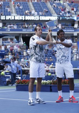 Bizi 2013 erkekler çiftler şampiyonları radek stepanek Çek Cumhuriyeti ve Türkiye leander paes kupa sunu sırasında açılmak