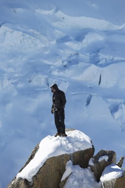 Tanımlanamayan dağcılar eğitmen aiguille du midi dağ tepe istasyonunda Fransız alps