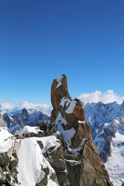 Huippu ja havaintopiste Rebuffat Aiguille du Midin vuoren huipulla Ranskan Alpeilla — kuvapankkivalokuva