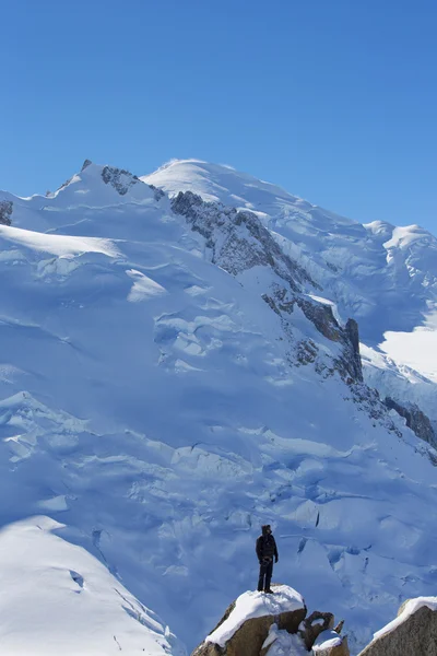 Instruktor niezidentyfikowanych wspinaczy w stacji najwyższej góry aiguille du midi w francuskich Alpach — Zdjęcie stockowe