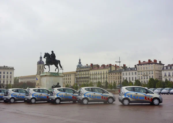 小蓝全电动和开放访问的汽车共享服务在里昂 — 图库照片