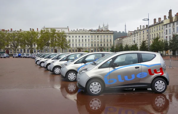 Blauer vollelektrischer und frei zugänglicher Carsharing-Service in lyon — Stockfoto