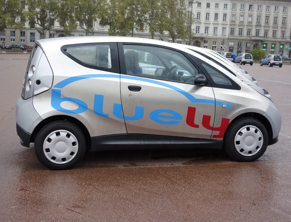 Blauer vollelektrischer und frei zugänglicher Carsharing-Service in lyon — Stockfoto