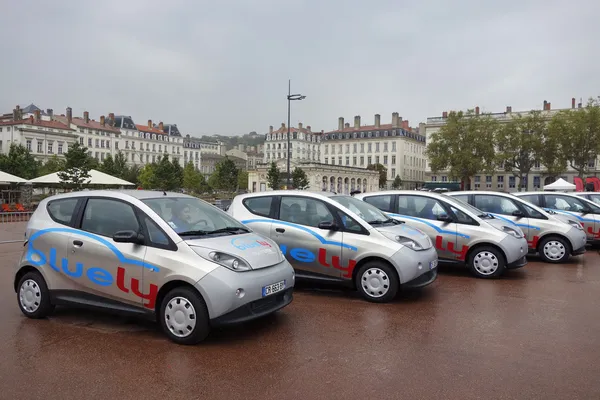 Bluely elektrik ve açık erişim araba Paylaşımı hizmeti Lyon tam — Stok fotoğraf