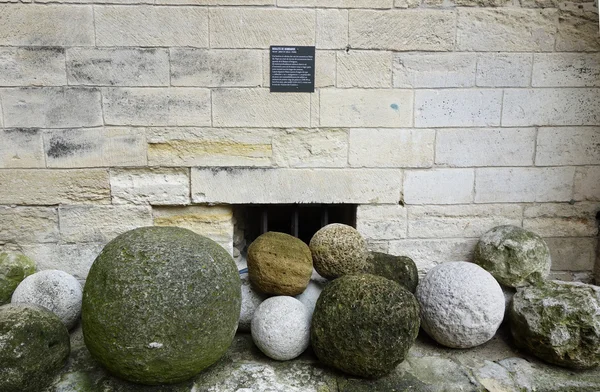 Antiguas bolas de cañón en exhibición en el Palacio Papal en Aviñón, Francia — Foto de Stock