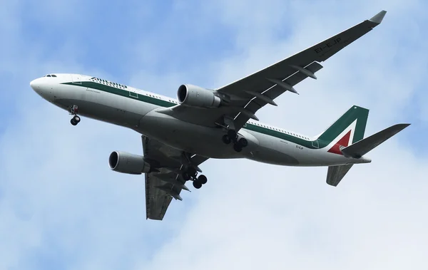 Alitalia Airbus A330 no céu de Nova York antes de pousar no aeroporto JFK — Fotografia de Stock