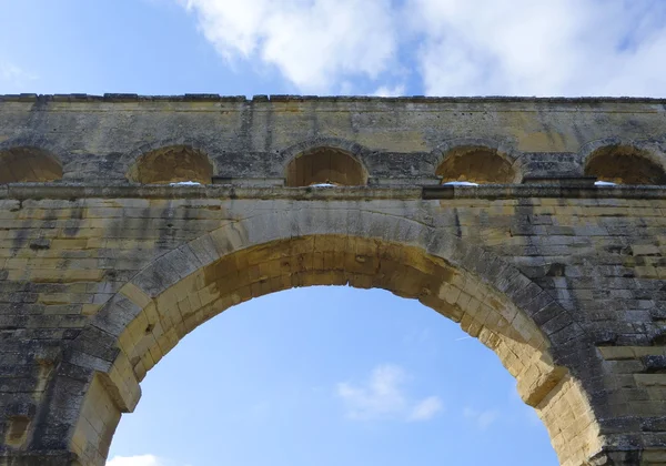 Arco da Pont du Gard, antiga ponte aqueduta romana construída no século I d.C., no sul da França3. É uma das atrações mais populares da França — Fotografia de Stock