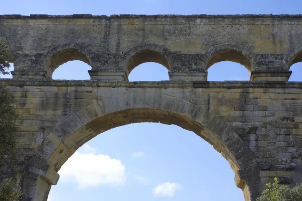 Bogen des Pont du gard, einer antiken römischen Aquäduktbrücke, die im 1. Jahrhundert in Südfrankreich3 erbaut wurde. es ist eine der beliebtesten Attraktionen Frankreichs — Stockfoto