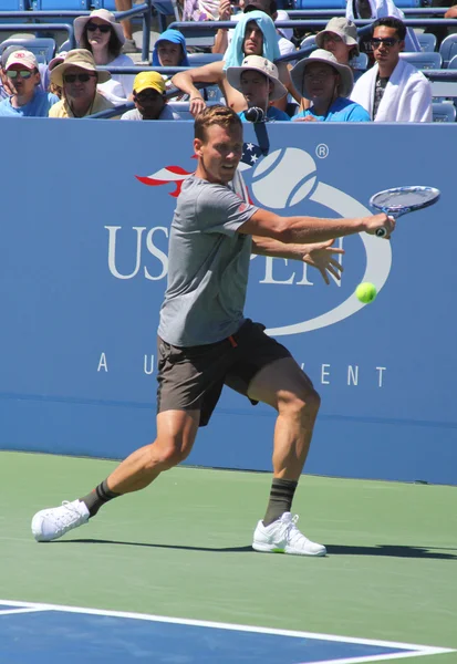 Professionele tennis speler tomas berdych uit Tsjechië praktijken voor ons open 2013 — Stockfoto