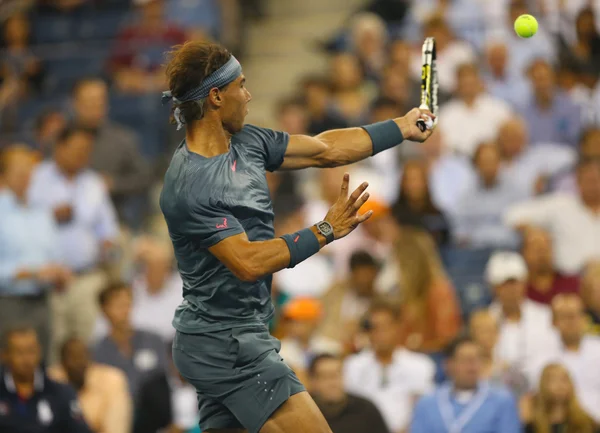 Doce veces campeón del Grand Slam Rafael Nadal durante su partido de segunda ronda en el US Open 2013 — Foto de Stock