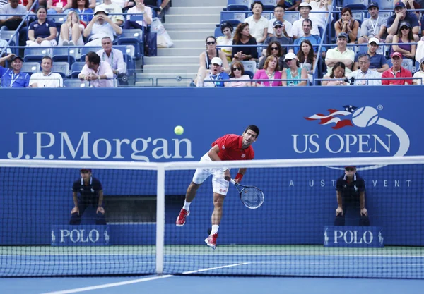 Profesionální tenisový hráč novak Djokovič během čtvrtého kola odpovídají na nás otevřené 2013 — Stock fotografie