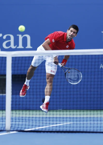 Tennisprofi novak djokovic beim Viertrunden-Match bei den US Open 2013 — Stockfoto