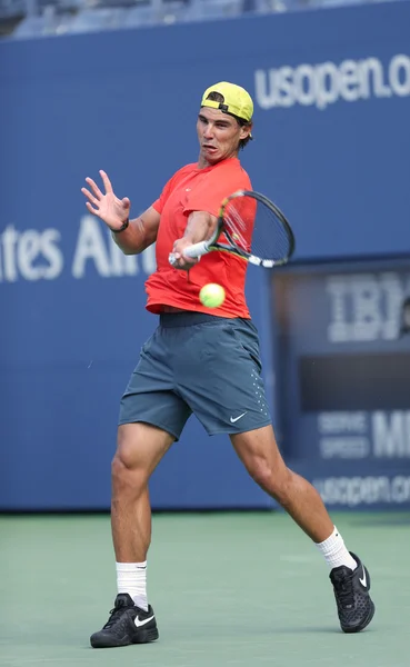 Doce veces campeón del Grand Slam Rafael Nadal practica para el US Open 2013 en el Arthur Ashe Stadium —  Fotos de Stock