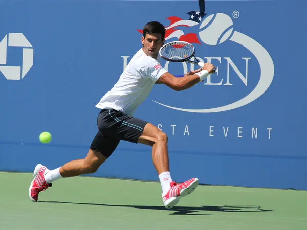 Jogador de tênis profissional Novak Djokovic pratica para US Open 2013 Fotografias De Stock Royalty-Free