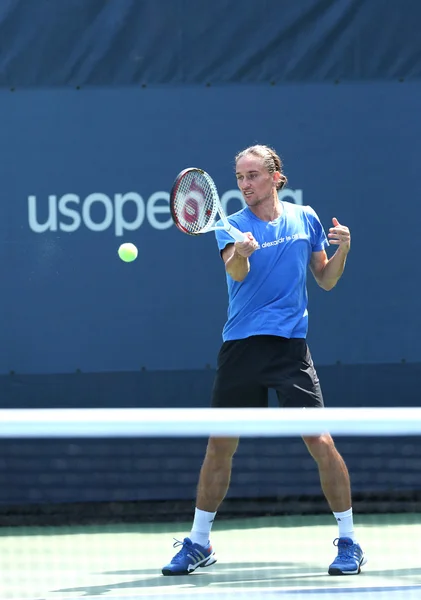 Profesjonalny tenis odtwarzacz alexandr dolgopolov z Ukrainy praktyk dla nas otworzyć 2013 — Zdjęcie stockowe