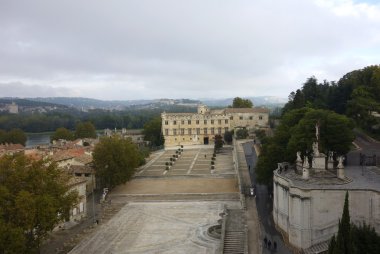 Saray Meydanı önünde palais des papes Avignon, Fransa