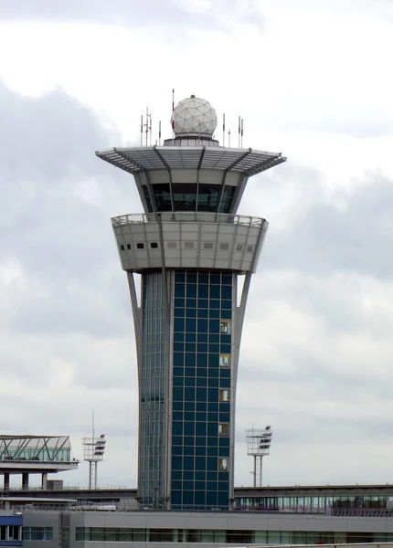 Tour de contrôle de la circulation aérienne à l'aéroport Orly à Paris — Photo