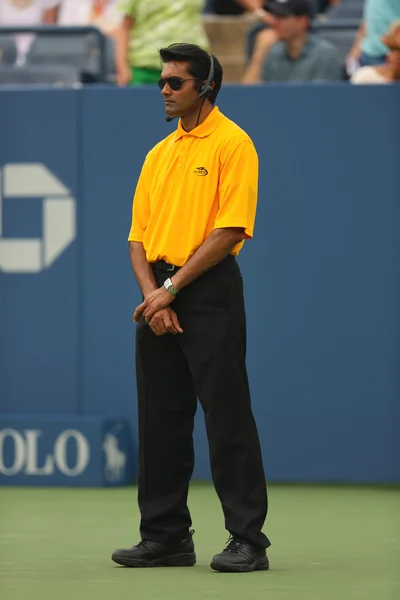 Неизвестный охранник, обеспечивающий безопасность в Национальном теннисном центре Билли Джин Кинг во время US Open 2013 — стоковое фото