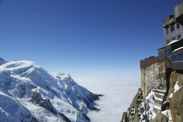 霞慕尼露台可以俯瞰勃朗峰地块在钻头 du midi 山顶站法国阿尔卑斯山 — 图库照片