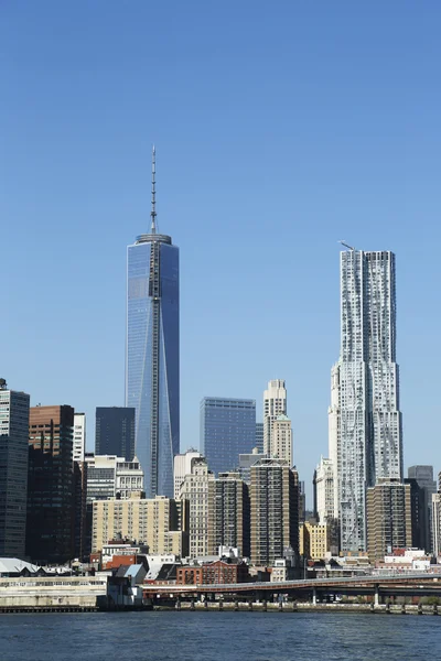 Özgürlük Kulesi ve aşağı manhattan beekman tower — Stok fotoğraf