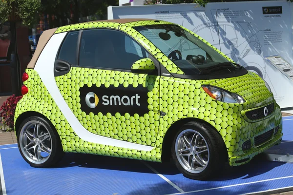 Smart Brabus Taylor hizo el coche en exhibición en el Billie Jean King National Tennis Center durante el US Open 2013 — Foto de Stock