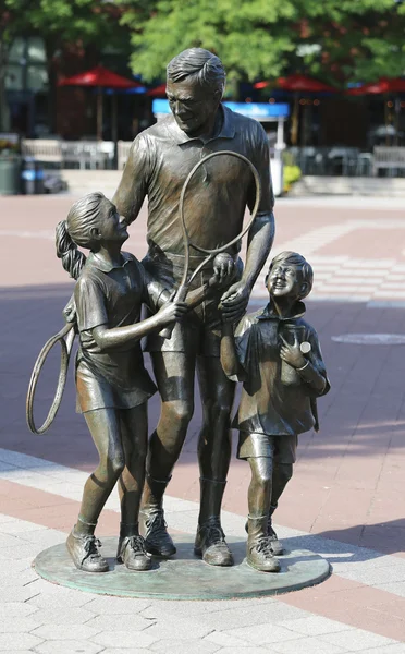 网球雕像"灵感"由查尔斯 ・ 克拉克在比莉 • 琼金国家网球中心 — 图库照片