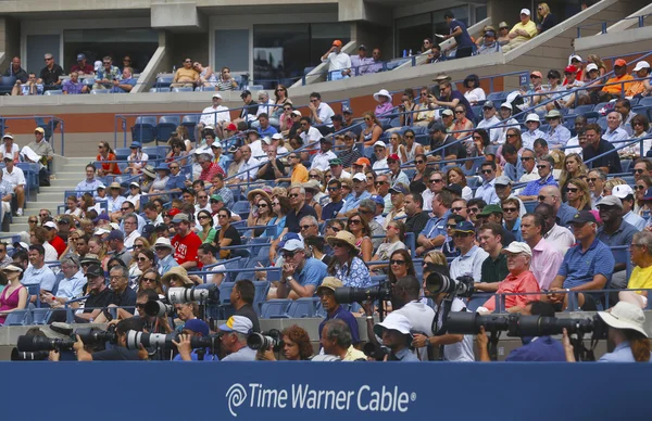 Professional photographers and spectators during US Open 2013 at the Arthur Ashe Stadium at Billie Jean King National Tennis Center — Stock Photo, Image
