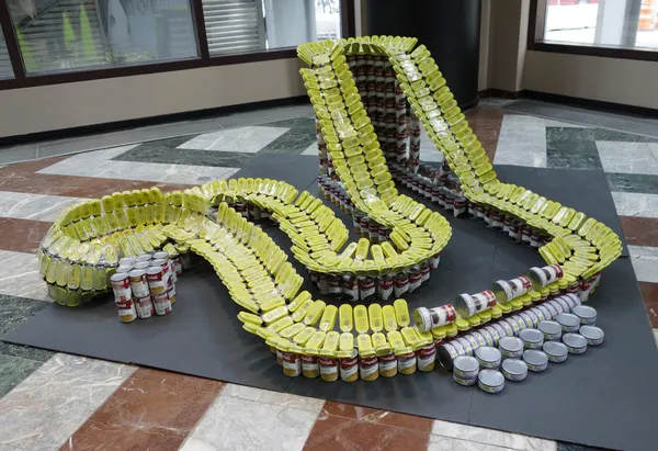 "Riding out hunger" food sculpture presented at Canstruction competition in New York — Stock Photo, Image