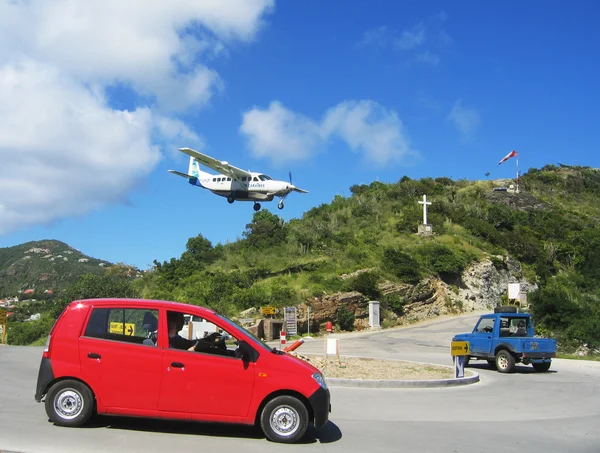 Aterragem de avião arriscado no aeroporto de St Barts — Fotografia de Stock