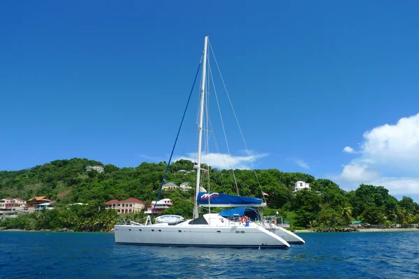 Die Liegeplätze Charterjacht in der Nähe von Tortola, Britische Jungferninseln — Stockfoto