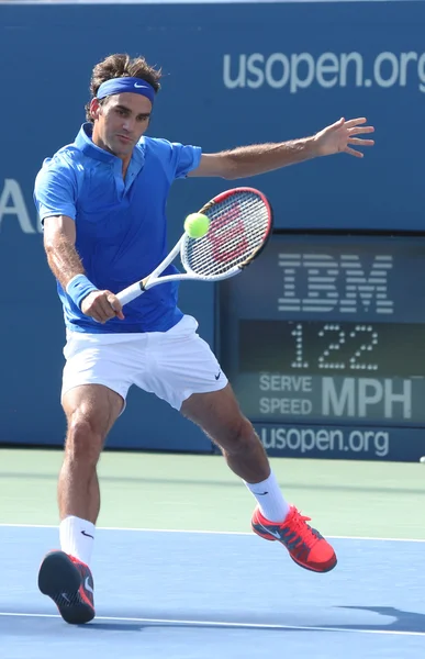 Dezessete vezes campeão do Grand Slam Roger Federer durante sua primeira partida no US Open 2013 — Fotografia de Stock