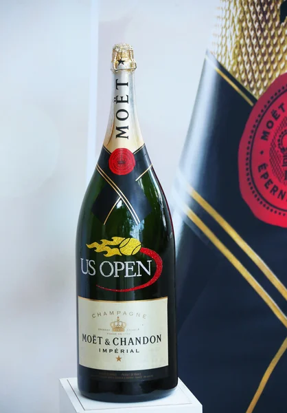 Moet chandon şampanya Ulusal Tenis merkezi sırasında bize sunulan 2013 açıp — Stok fotoğraf