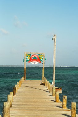 houten dok bij de waterkant in san pedro, belize