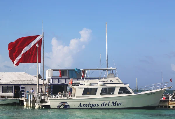 Diving Boat at the Amigos del Mar Dock in San Pedro, Belize — Stock Photo, Image