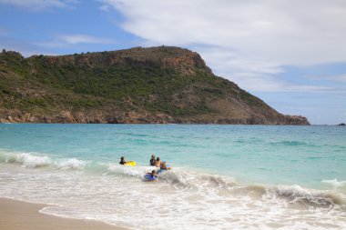 st. barths, serum fizyolojik kumsalda oynarken çocuklar Fransız Batı Hindistan