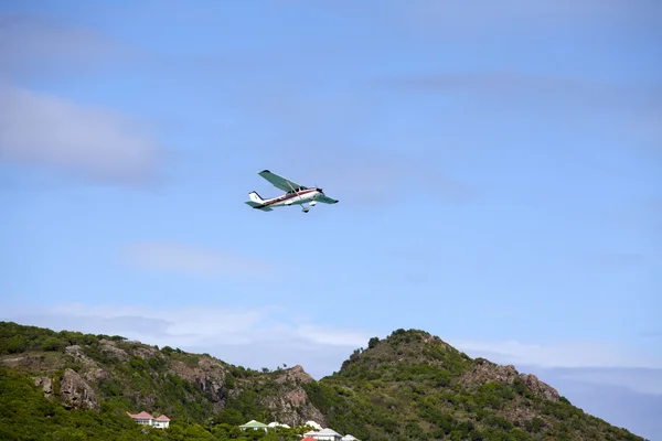 Small plane taking off St Barts airport — Stock Photo, Image