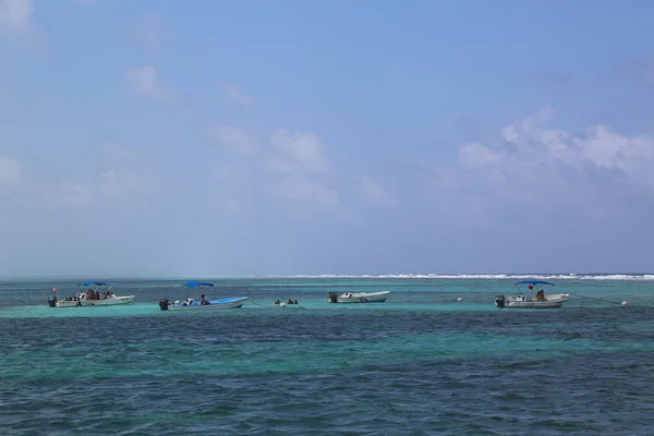 Wielu nurków i amatorów zwiedzania bacalar chico park narodowy i rezerwat morski w belize — Zdjęcie stockowe