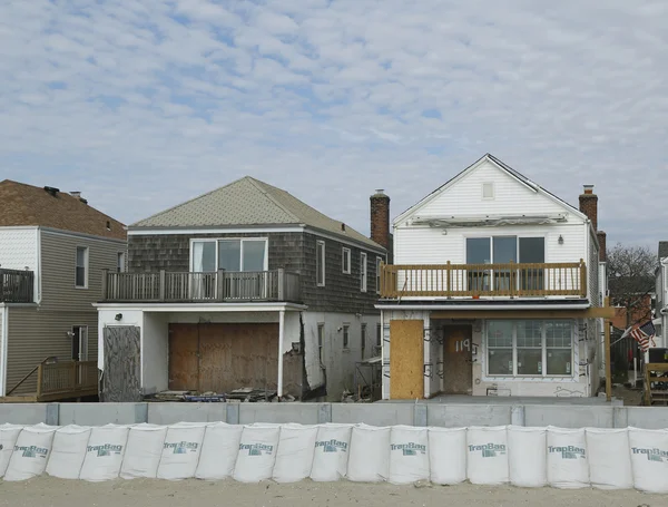 Uszkodzone domki na terenie zdewastowanego rok po huraganie piaszczyste — Zdjęcie stockowe
