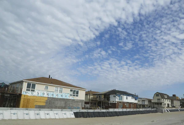 Beschadigde strand huizen verwoest gebied één jaar na orkaan sandy — Stockfoto