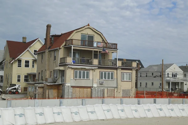 Damaged beach house in devastated area one year after Hurricane Sandy — Stock Photo, Image